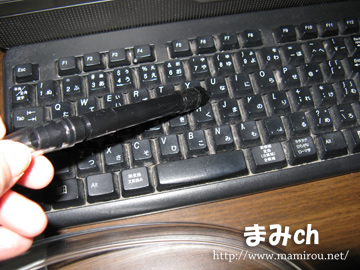 円形ブラシ 小でキーボードを掃除