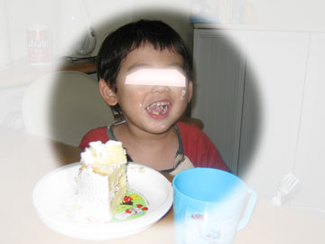 ケーキ食べる息子